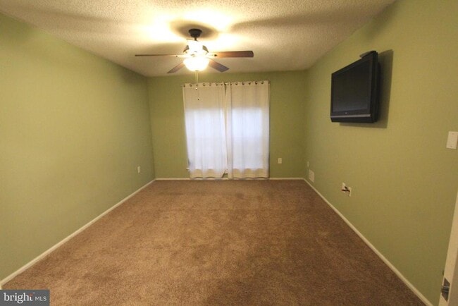 Building Photo - 83 Willow Ct