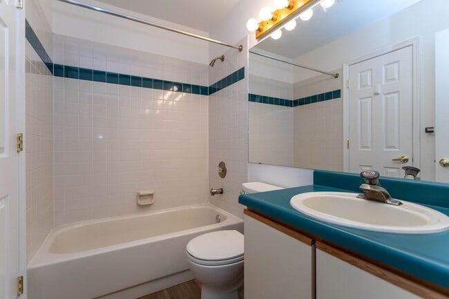 Building Photo - Lovely District 20 Townhome!
