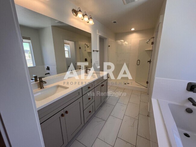 Building Photo - 909 Sagehill Dr