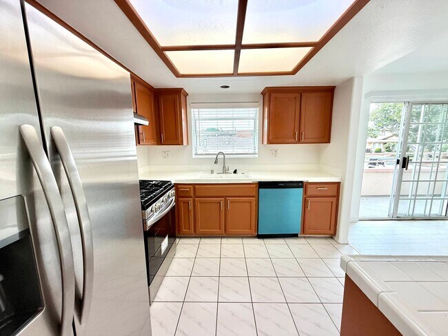 Building Photo - Cozy Renovated Townhome in Gardena!