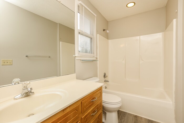 Building Photo - 3507 Clearwater Dr