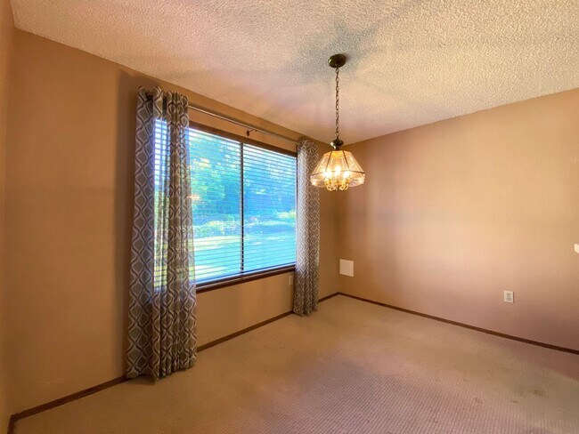 Building Photo - 674