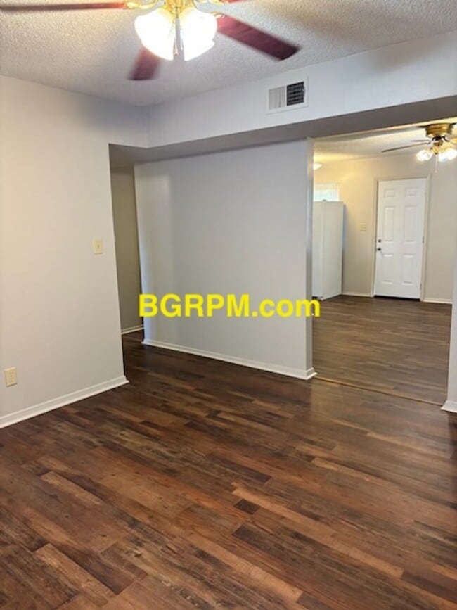 Building Photo - 3 BD, 1 1/2 BA, Home in Sherwood