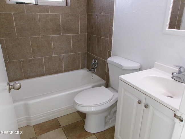 Building Photo - 10910 Dyer St