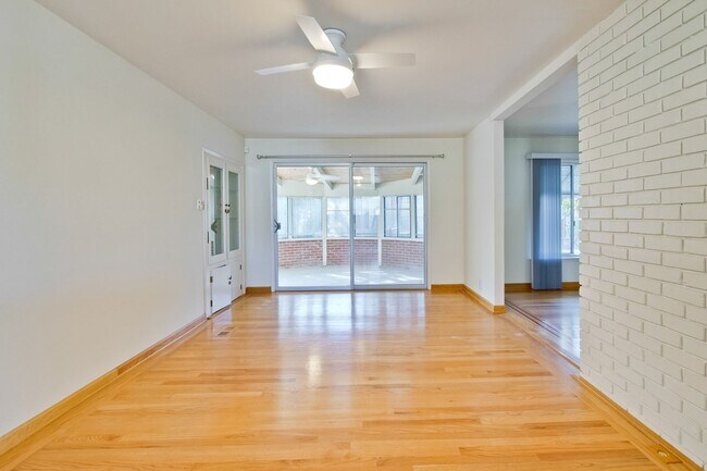 Building Photo - Hardwood Floors- Top Moreland SCH- SM Dogs Welcome- Close to Apple