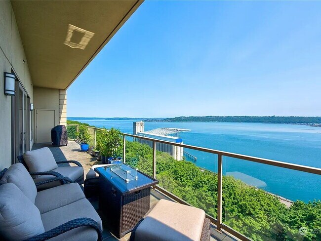 Building Photo - "Spacious 2-Bed, 3-Bath Sanctuary in Tacoma's Heart – 3,243 Sq Ft of Luxury Living!"