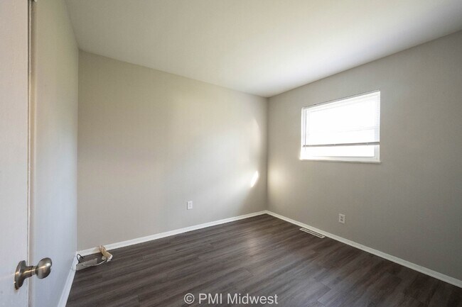 Building Photo - Charming 2-Bedroom Duplex in Indianapolis with Modern Amenities!