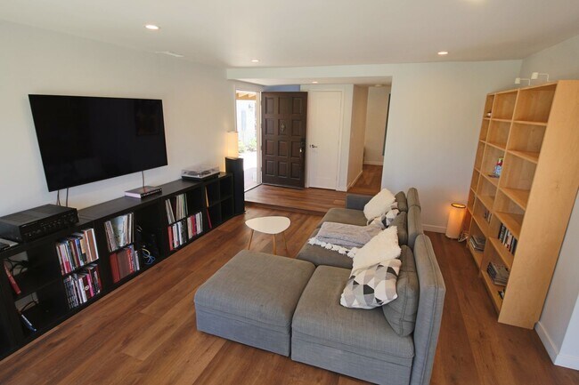 Building Photo - Furnished Recently Renovated Townhome