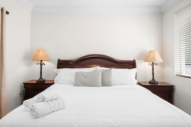 Building Photo - 514 N Birch Rd