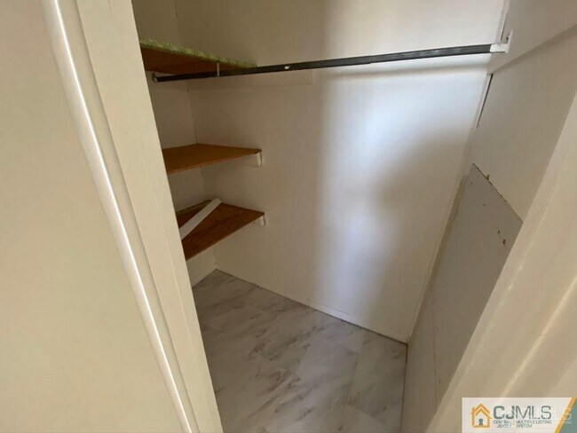 Building Photo - 123 Kossuth St