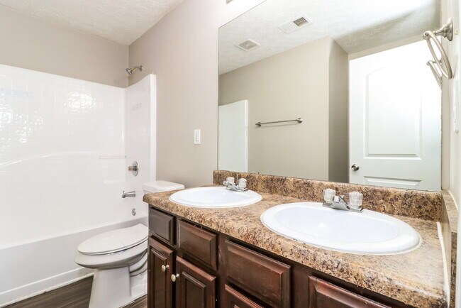 Building Photo - 1000 Weatherwood Pl NE