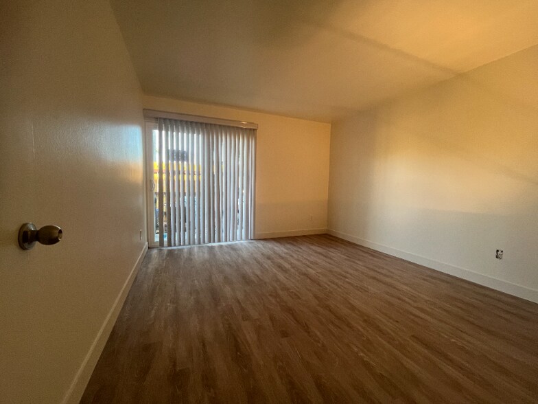 Building Photo - 407 Requeza St