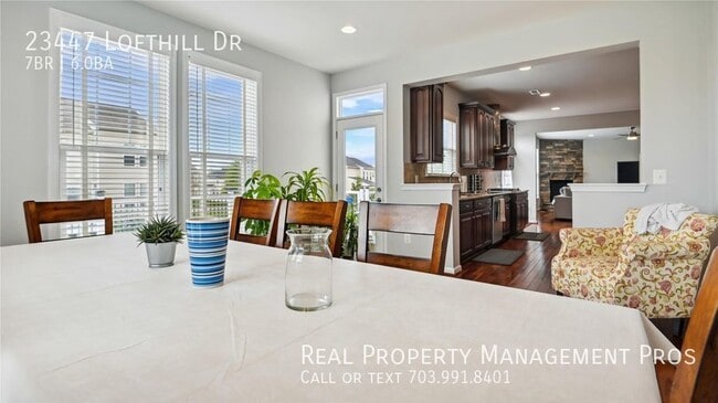 Building Photo - Beautifully Maintained 7 Bedroom 6 Bath Ho...