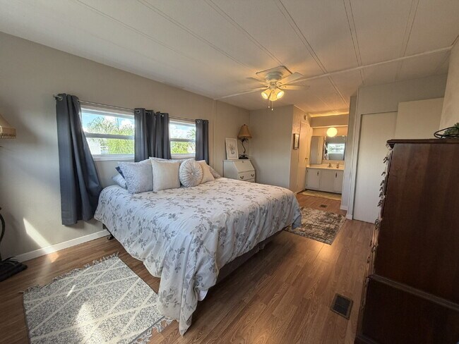 Building Photo - "Charming 2-Bed, 2-Bath Mobile Home Retreat in Harbor Cove!"