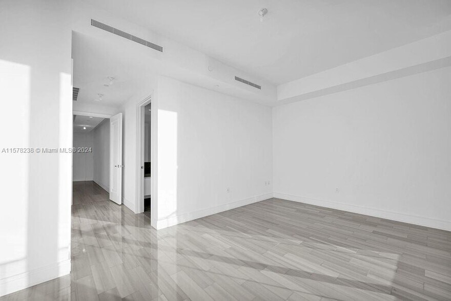 Building Photo - 17901 Collins Ave