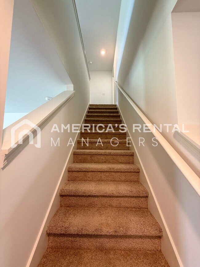 Building Photo - Gorgeous New Construction 5 Bed / 3 Bath H...