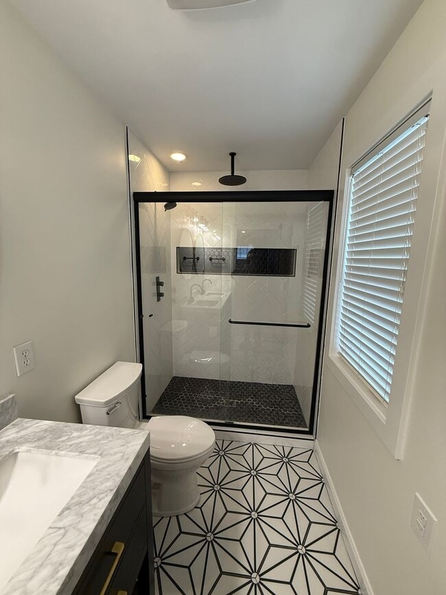 Building Photo - BEAUTIFUL CLIFTON HOME W/FENCED IN YARD AND FINISHED BASEMENT