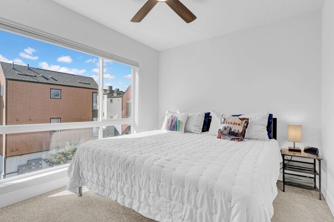 Building Photo - Stunning 3-bedroom, 4-bathroom townhouse!