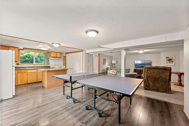 Building Photo - Spacious 4 Bed Lakewood Home w/ 2 Kitchens...