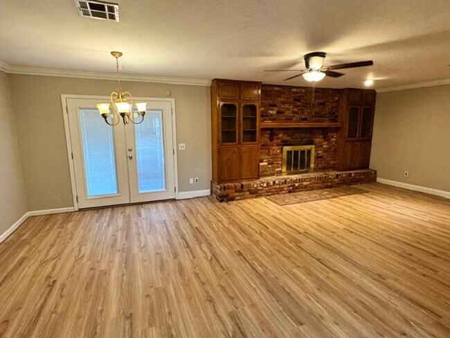 Building Photo - 2204 Edgewood Dr