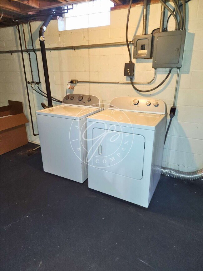 Building Photo - Sylvania Schools! Spacious 2-story, 3-bedroom, 2-bath home offering over 1,200 sq. ft. of living ...