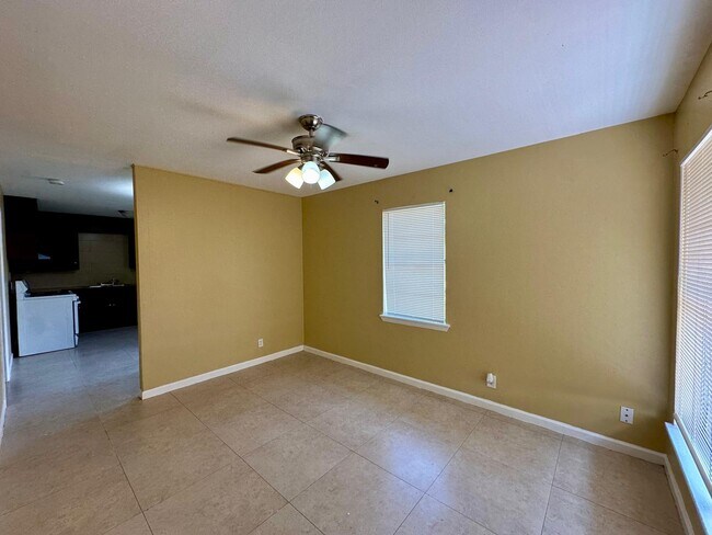 Building Photo - 823 S 17th Ave