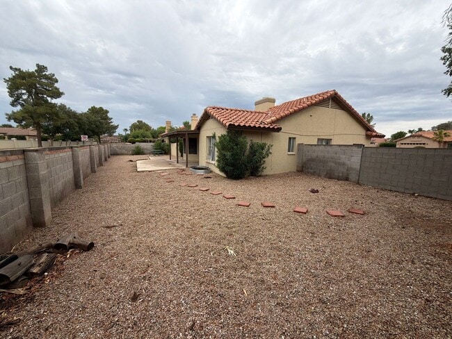 Building Photo - 837 N Oak Ct