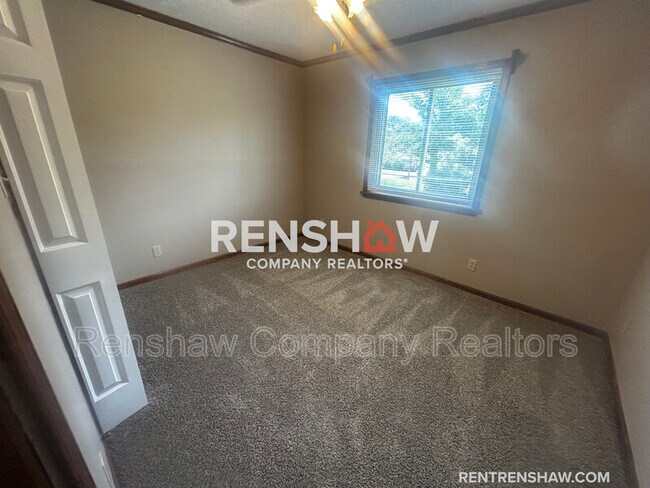 Building Photo - 10 Dawn Pl