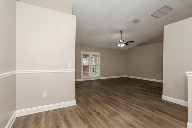 Building Photo - 1608 Twin Oak Dr W