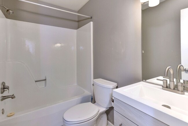 Building Photo - Updated, Spacious, Large Backyard in Newpo...
