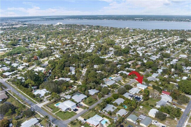 Building Photo - 901 E Madison Ave