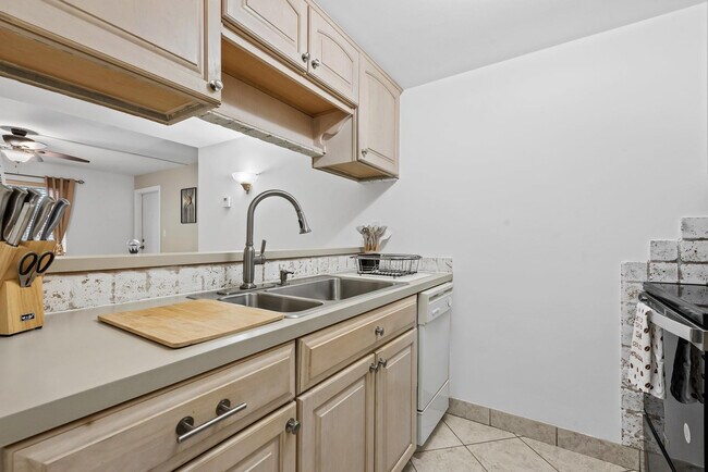 Building Photo - 1000 SE 15th St