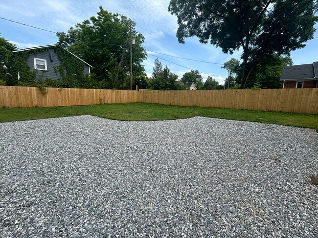 Building Photo - Newly Renovated Spacious 3 Bedroom w/ Full Appliance Package