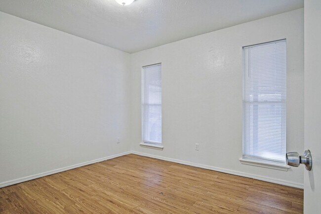 Building Photo - Beautifully Renovated 3bed/  2bath in Del city!   Bonus room in the Master bedroom!!