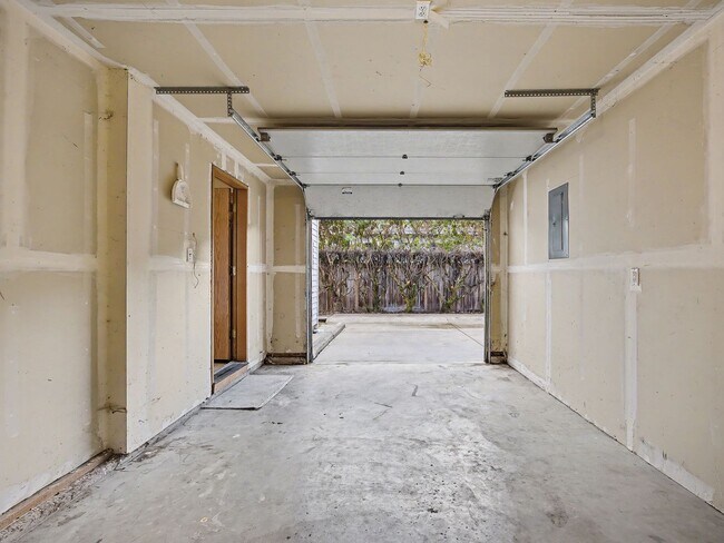 Building Photo - NAVAB02