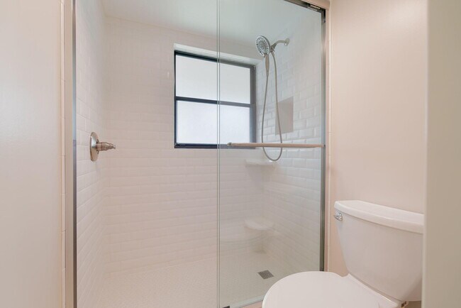 Building Photo - 11355 Pond View Dr