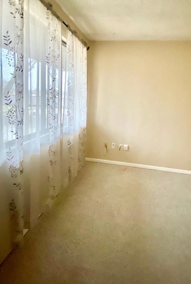 Building Photo - 220 Suppiger Ln