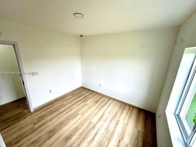 Building Photo - 722 NW 6th Ct