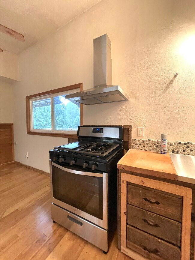 Building Photo - 60 W Puyallup Dr