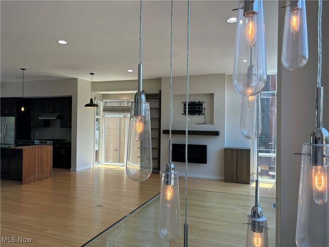 Building Photo - 1901 E 119th St