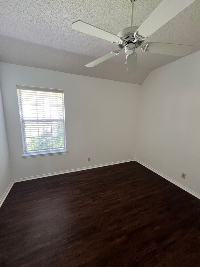 Building Photo - Spacious Canyon Creek 3 bed 2 bath Home
