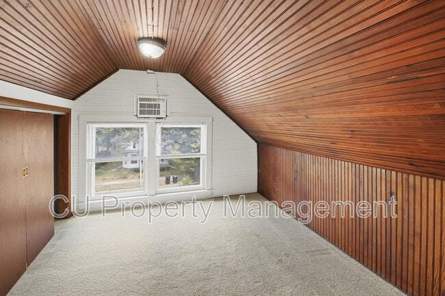 Building Photo - 407 W Green St