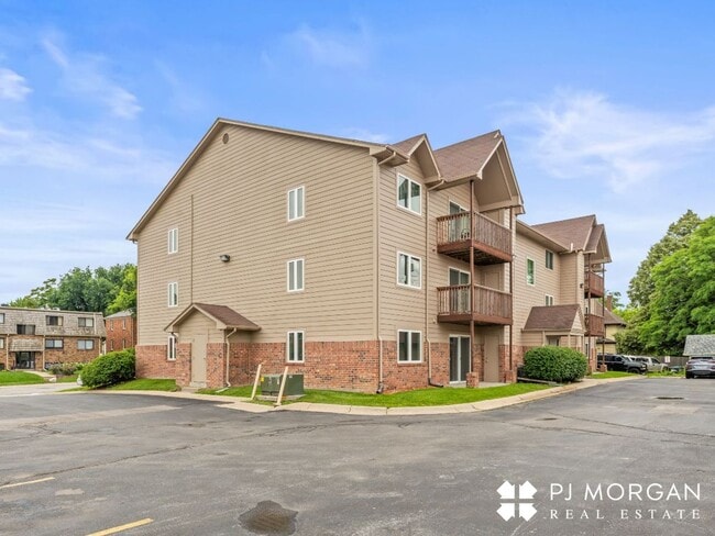 Building Photo - 2 Bedroom, 2 Bathroom Condo