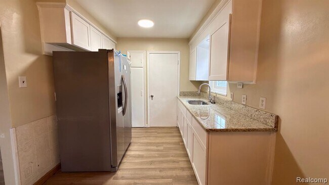 Building Photo - 855 John Daly St