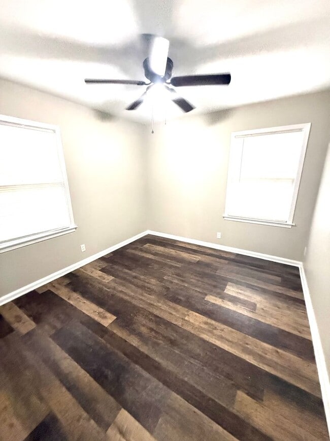 Building Photo - ** 3 Bed 1 Bath located in Grove Hill Estates ** Call 334-366-9198 to schedule a self tour