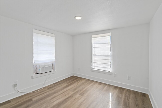 Building Photo - 911 Knight St