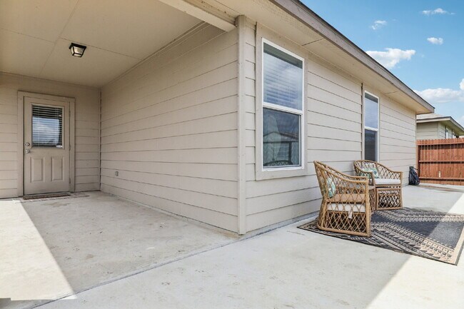 Building Photo - "Charming 3-Bedroom Haven with Granite Elegance in San Antonio!"