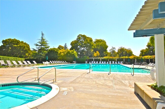 Building Photo - 3 Bed / 2.5 Bath bright and spacious home ...