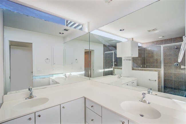 Building Photo - 3212 Yellowstone Blvd