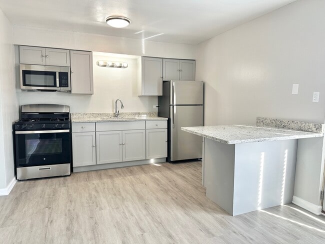 Building Photo - 1721 E Roosevelt Rd